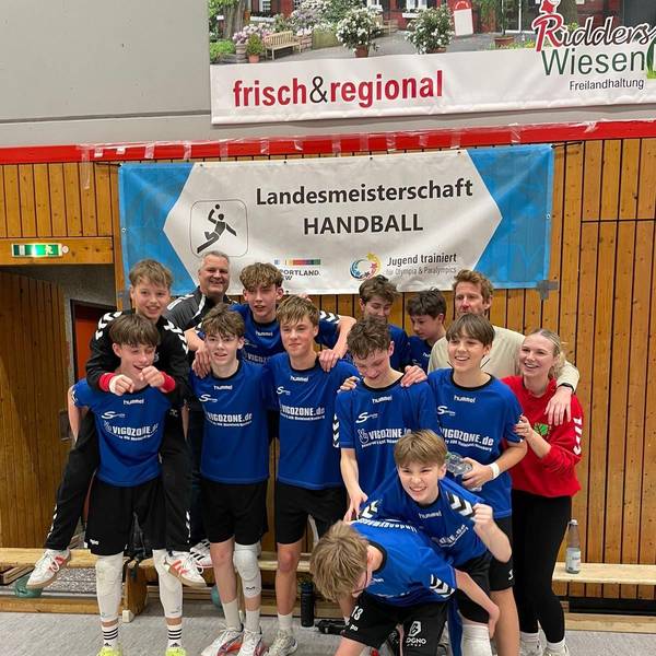 Die U16-Jungs des Städtischen Lindengymnasiums am jubeln.