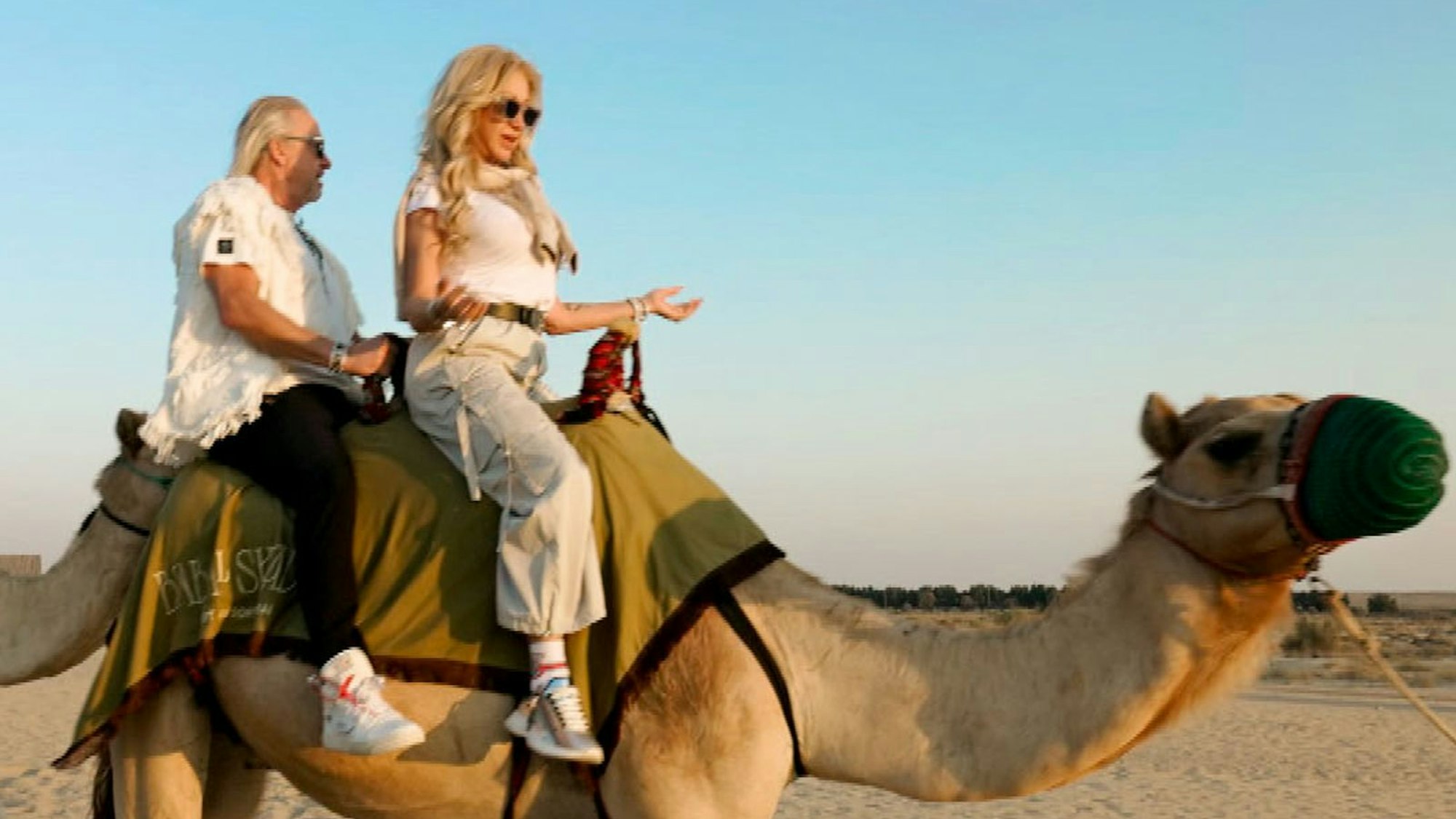 Ein Austritt auf einem Kamel lässt Carmen und Robert in Wallung kommen. (Bild: RTLZWEI)