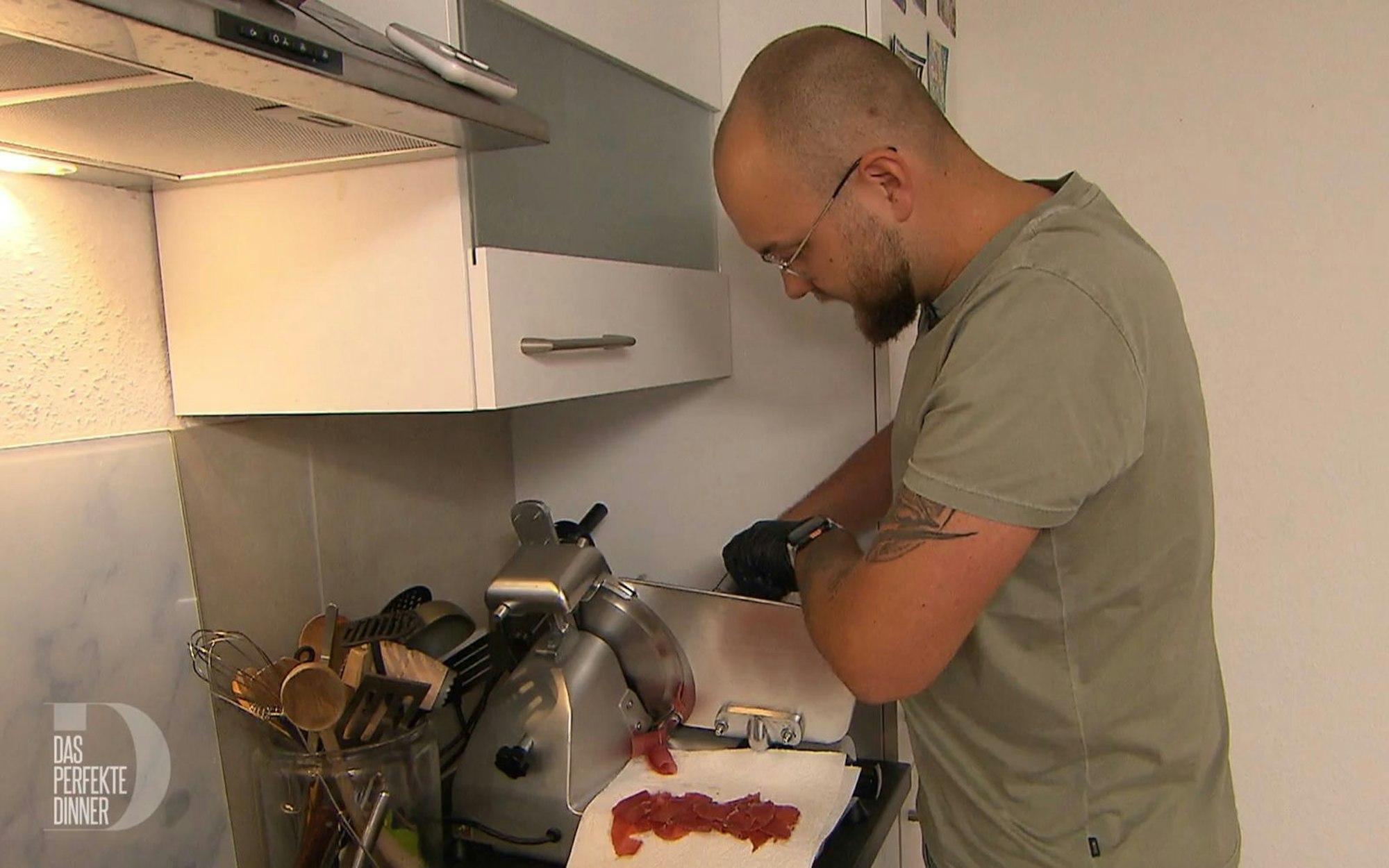 Gruppen-Youngster Luke (28) entpuppt sich mit Reh-Carpaccio als „junger Wilder“ in der Küche. (Bild: RTL)