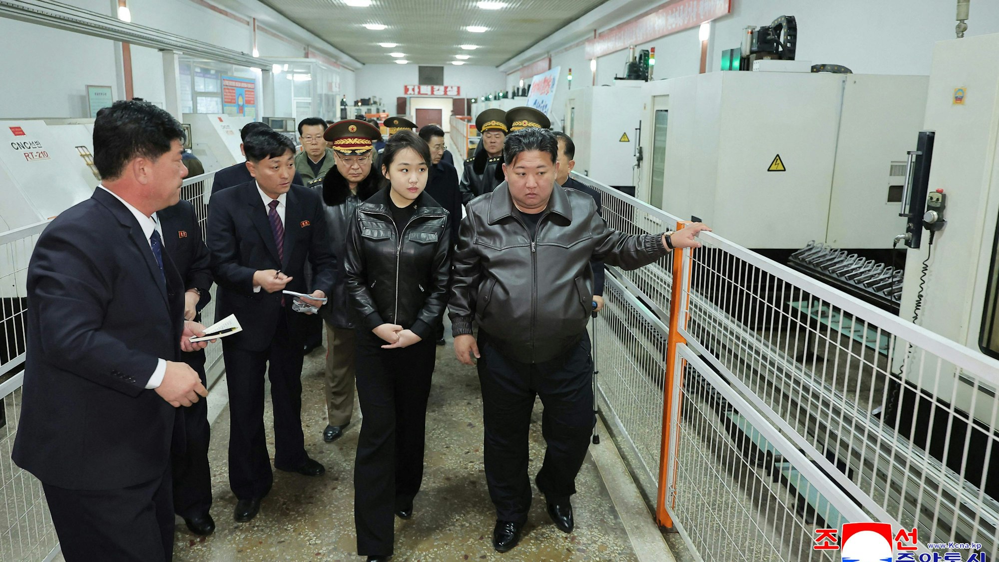 Kim Jong Un und seine Tochter bei der Besichtigung einer Waffenfabrik.