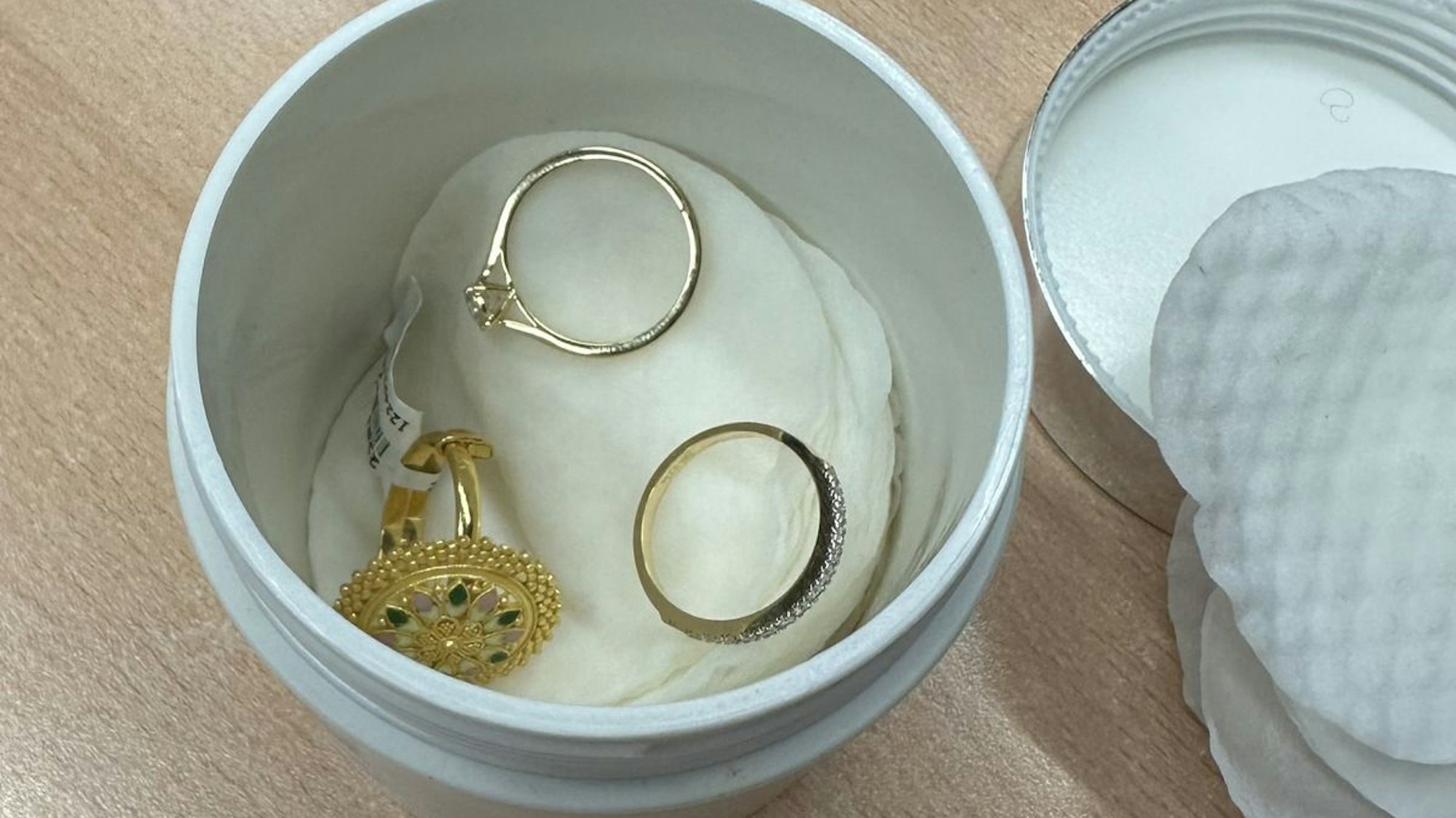 Goldschmuggel in einer Cremedose am Düsseldorfer Flughafen.