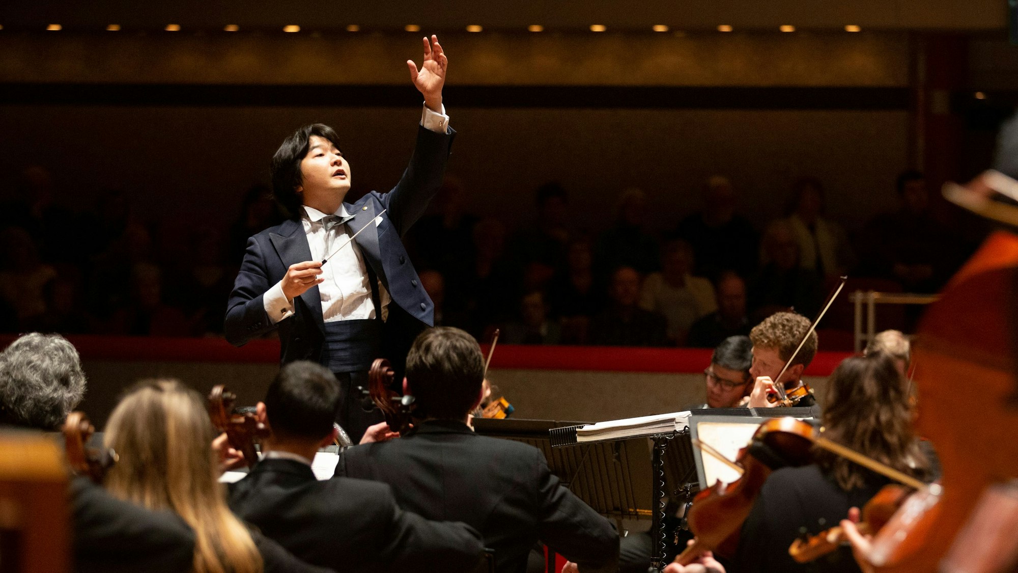 Der japanische Dirigent Kazuki Yamada mit dem City of Birmingham Symphony Orchestra in der Kölner Philharmonie