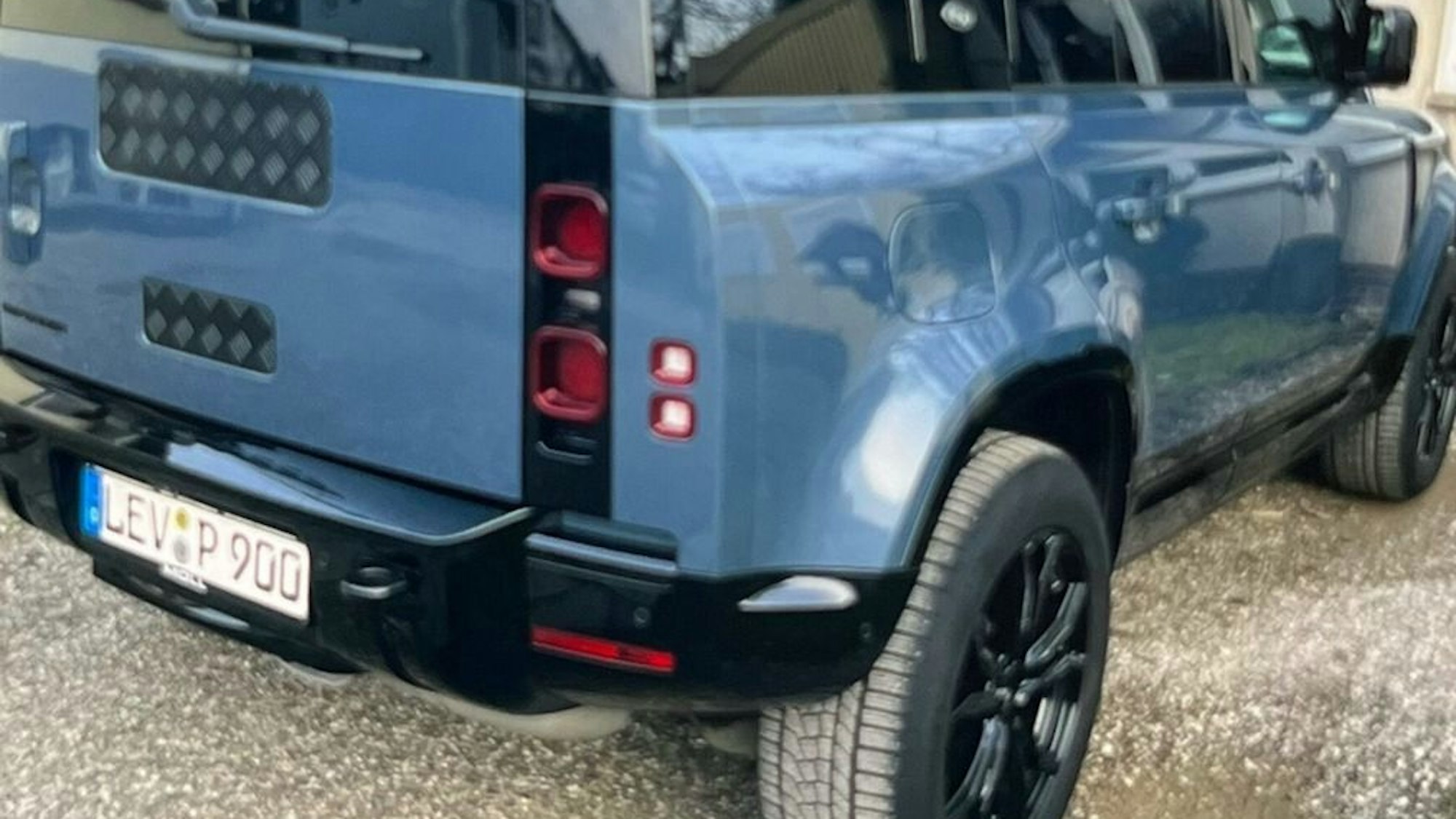 Ein blauer Land Rover Defender wurde in Odenthal gestohlen. (Symbolbild)