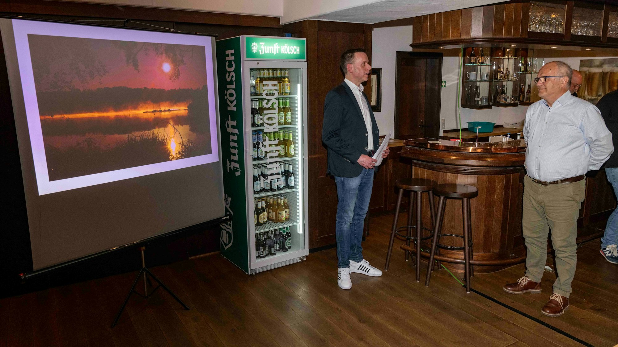 Joachim Kühn (r.) hat den Fotowettbewerb mit seinem Bild von der Bruchertalsperre gewonnen.