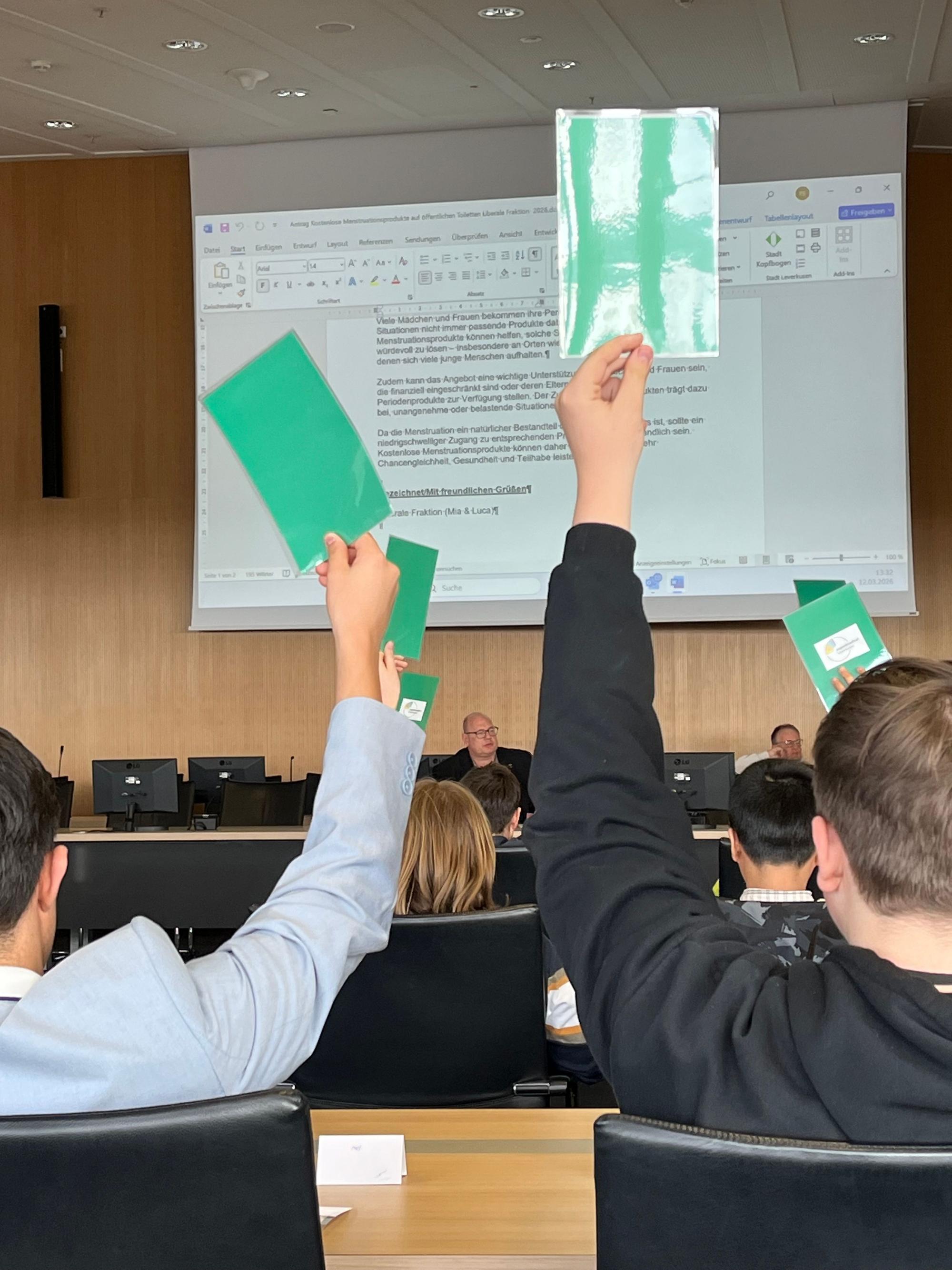 Der Oberbürgermeister moderiert, die Jugendlichen stimmen ab.