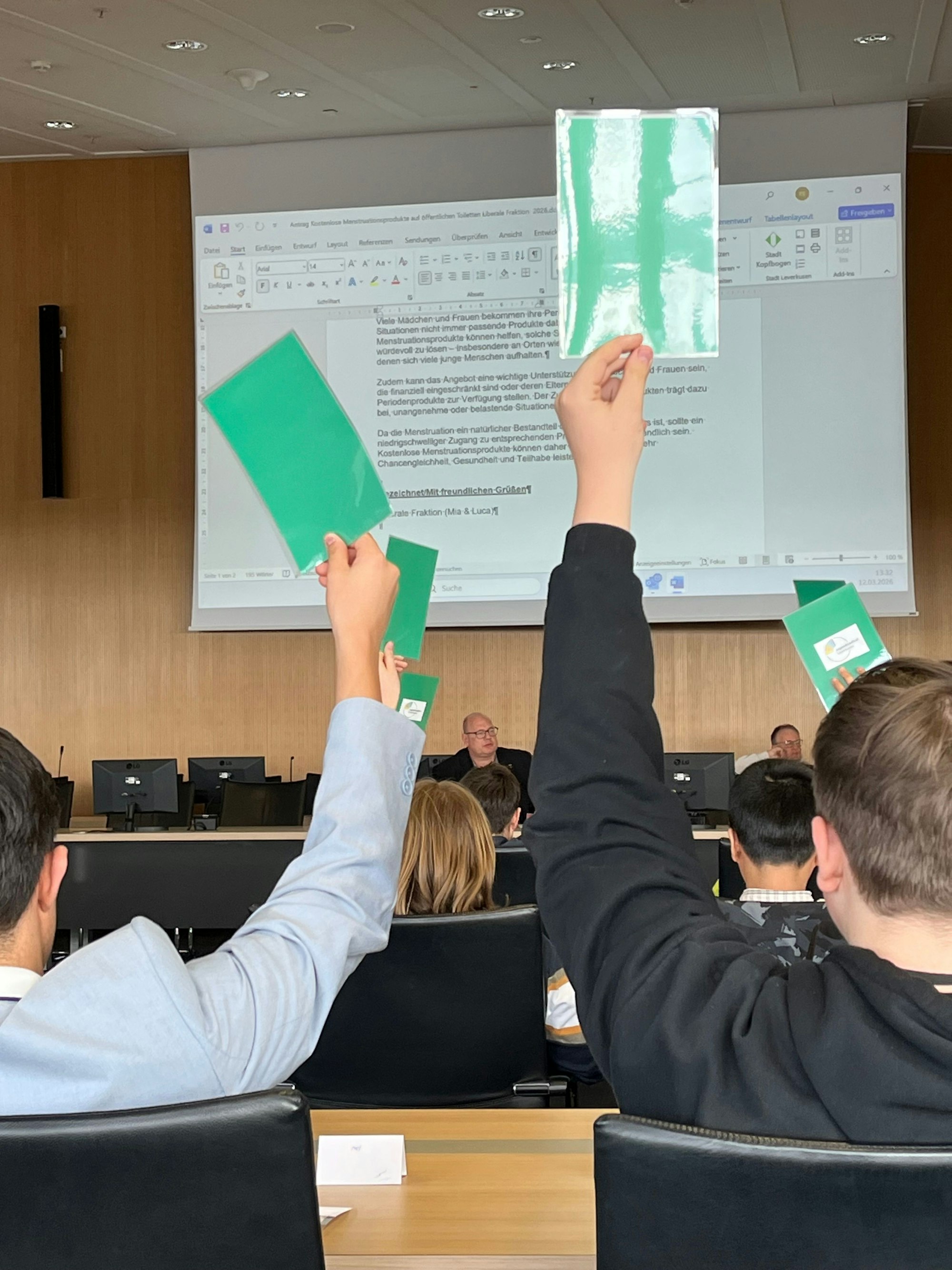 Der Oberbürgermeister moderiert, die Jugendlichen stimmen ab.