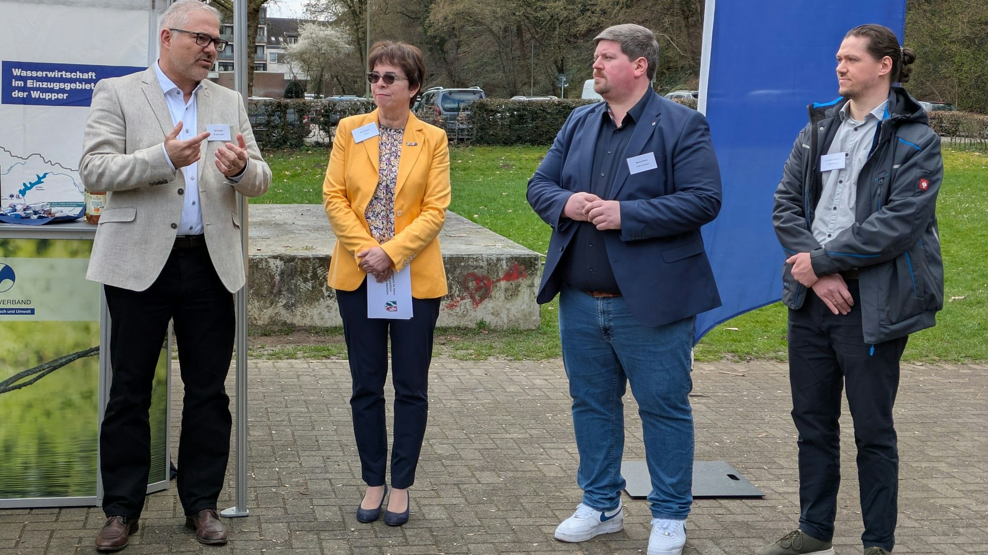 Ingo Noppen, Vorstand des Wupperverbandes, Elke Reichert, Präsidentin des Lanuk, Bürgermeister Maurice Winter und ein Mitarbeiter des Wupperverbandes (v. l.)