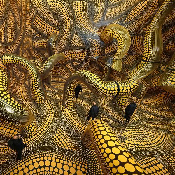 Besucher laufen durch die Ausstellung „Yayoi Kusama“ im Kölner Museum Ludwig