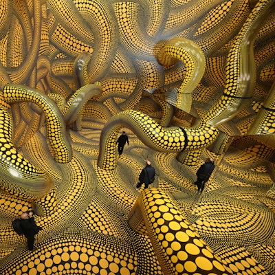 Besucher laufen durch die Ausstellung „Yayoi Kusama“ im Kölner Museum Ludwig