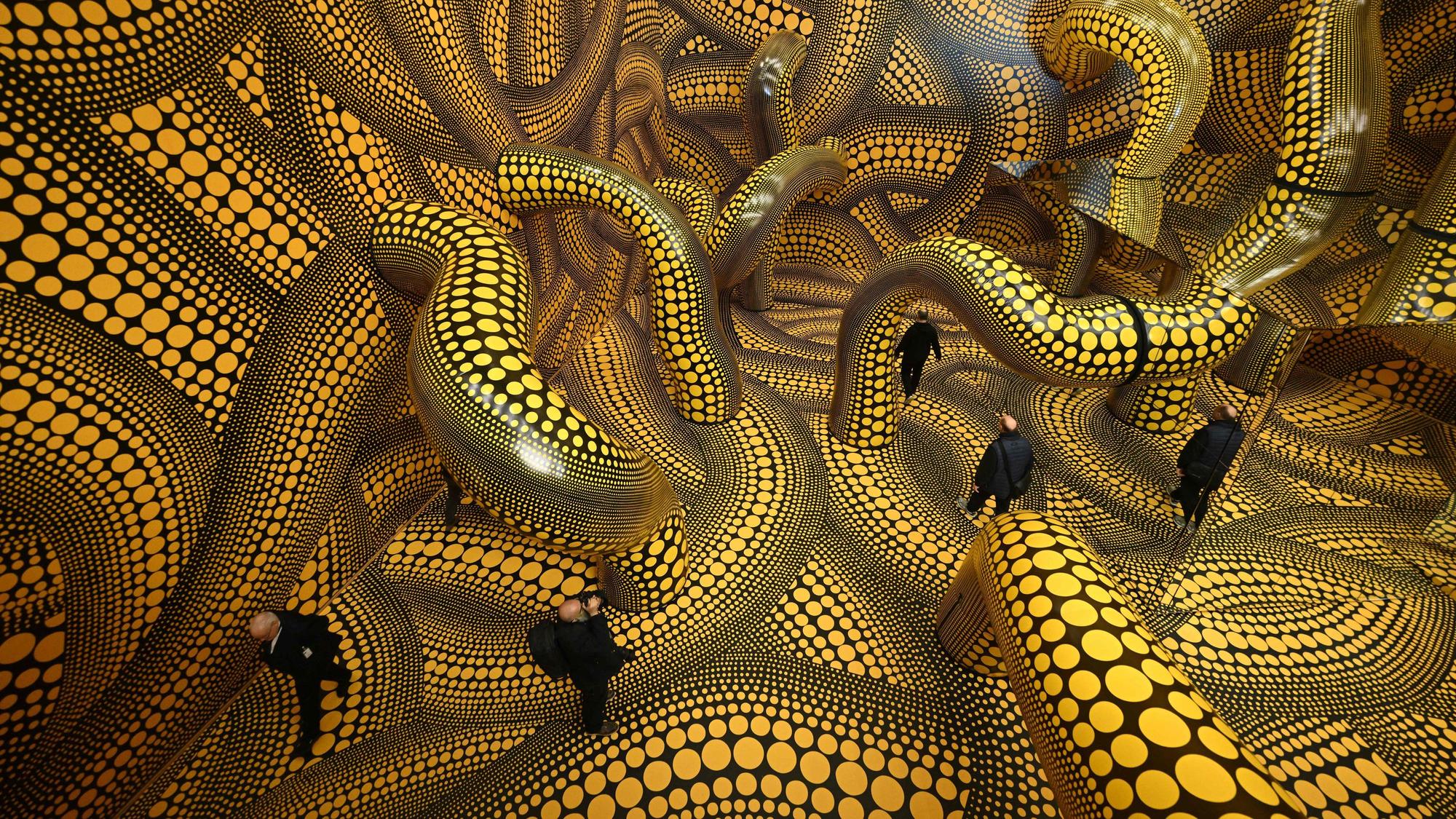 Besucher laufen durch die Ausstellung „Yayoi Kusama“ im Kölner Museum Ludwig
