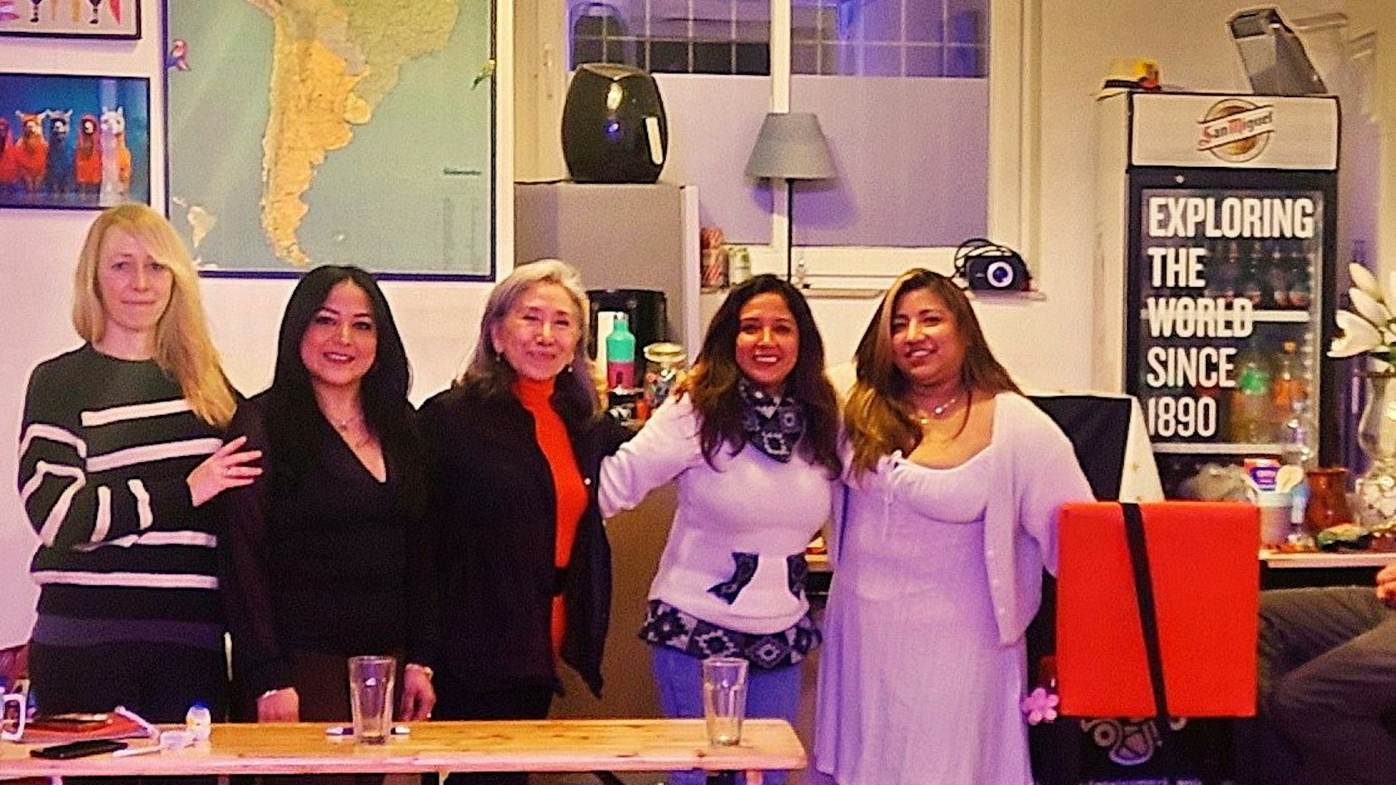 Fünf Frauen stehen nebeneinander in einem Veranstaltungsraum.