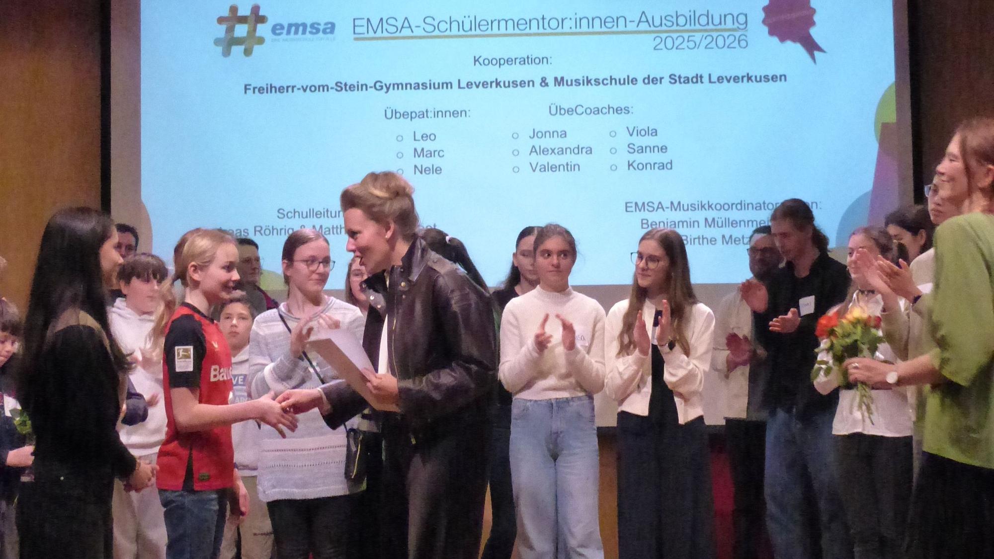 Landesministerin Ina Brandes überreicht die Zertifikate an Schüler-Musikmentoren der Leverkusener Gymnasien