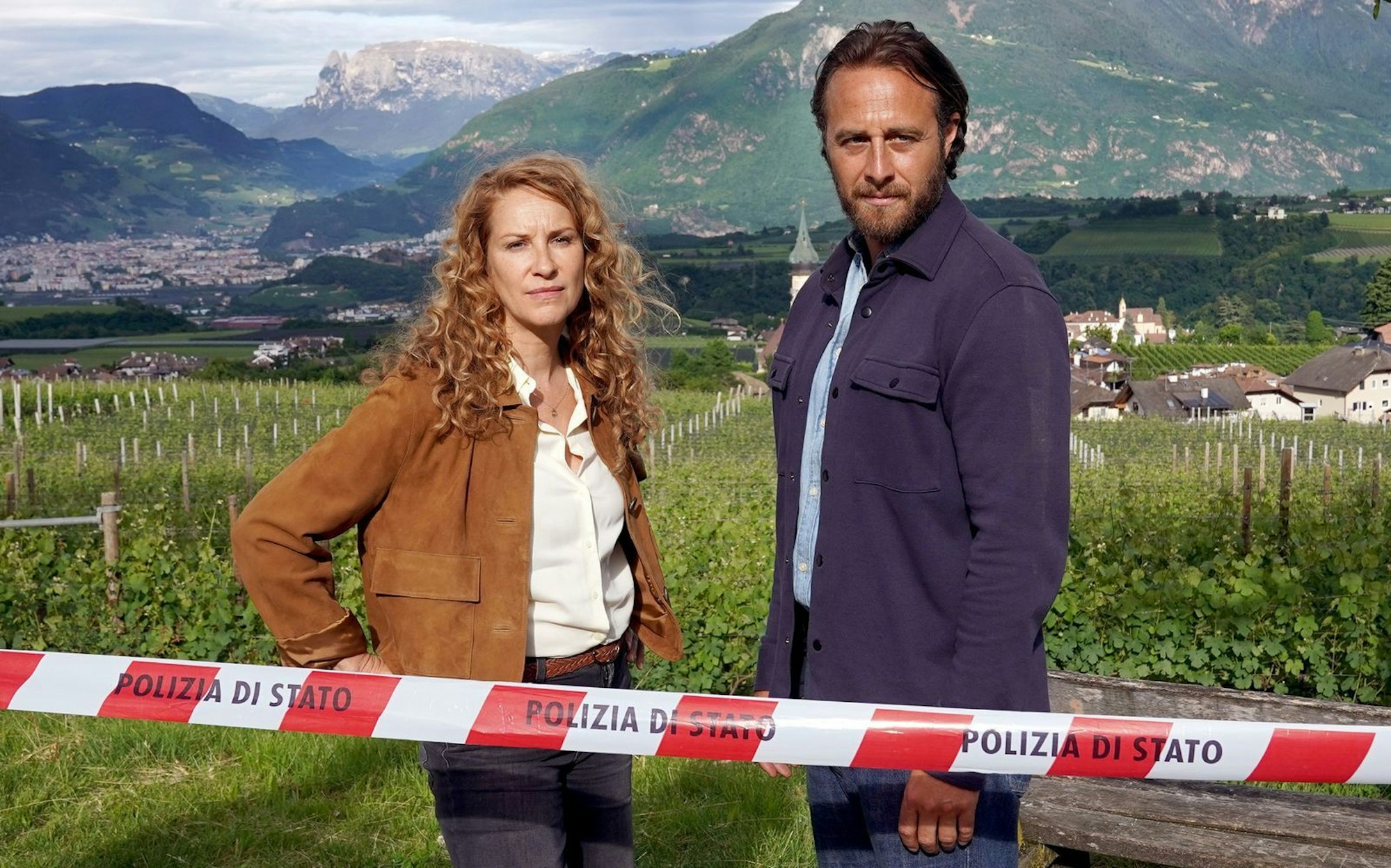 Seit 2015 ermittelt Chiara Schoras (Bild, mit Gabriel Raab) als Kommissarin Sonja Schwarz in der ARD-Reihe „Der Bozen-Krimi“.
(Bild: ARD Degeto Film/Hans Joachim Pfeiffer)