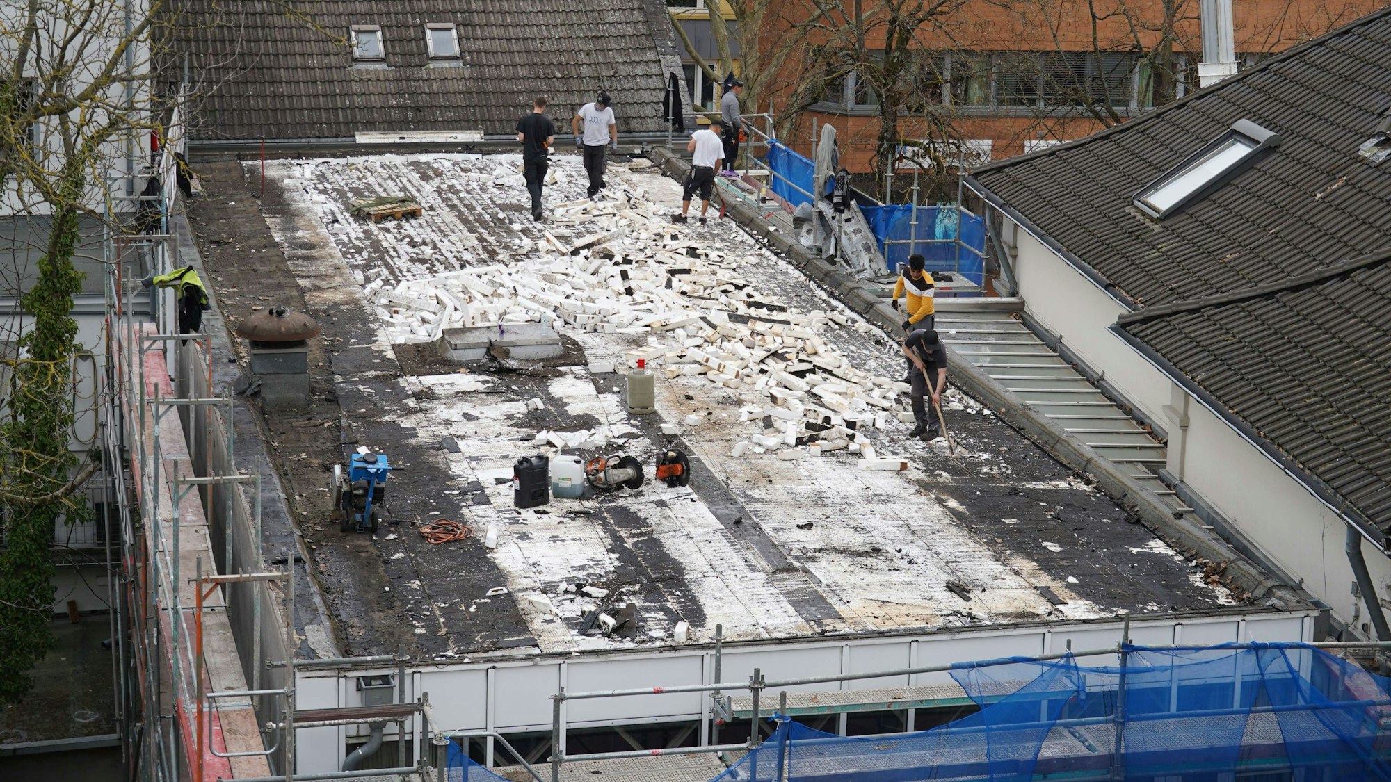 Auf dem Bild ist eine Luftaufnahme der Dacharbeiten bei der VHS Frechen zu sehen.