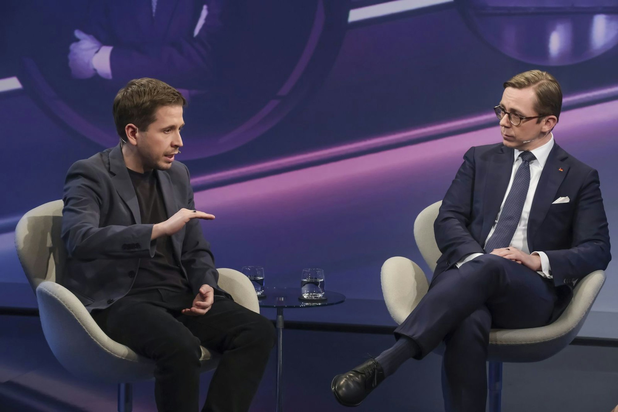 Beim Thema Benzinspreis einig: Kevin Kühnert (links) und Philipp Amthor. (Bild: WDR / Oliver Ziebe)