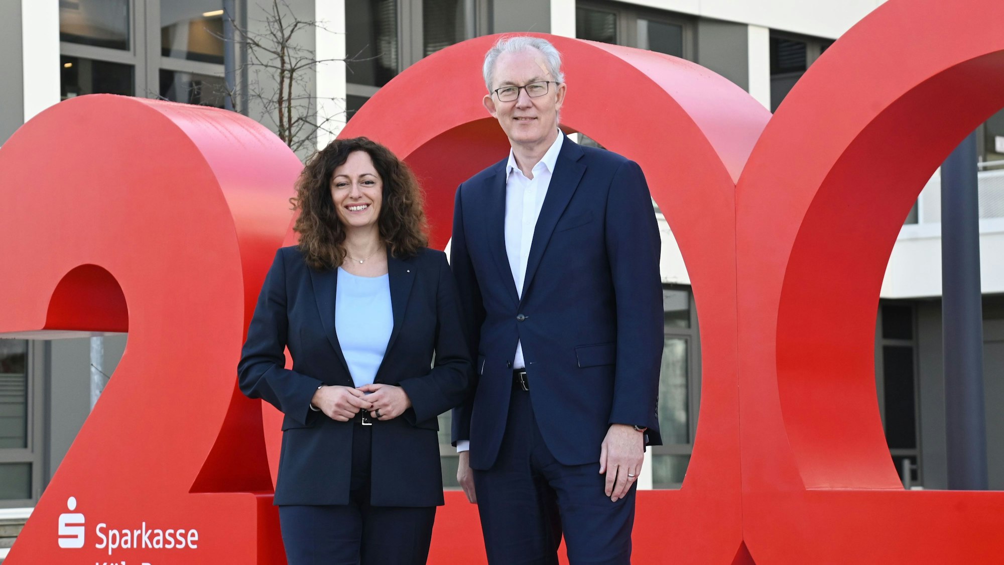 Pressegespräch zu den Bilanzzahlen 2025 und dem 200-jährigen Jubiläum der Sparkasse KölnBonn. Stellvertretendes Vorstandsmitglied Cathrin Dauven und Vorstandschef Ulrich Voigt.