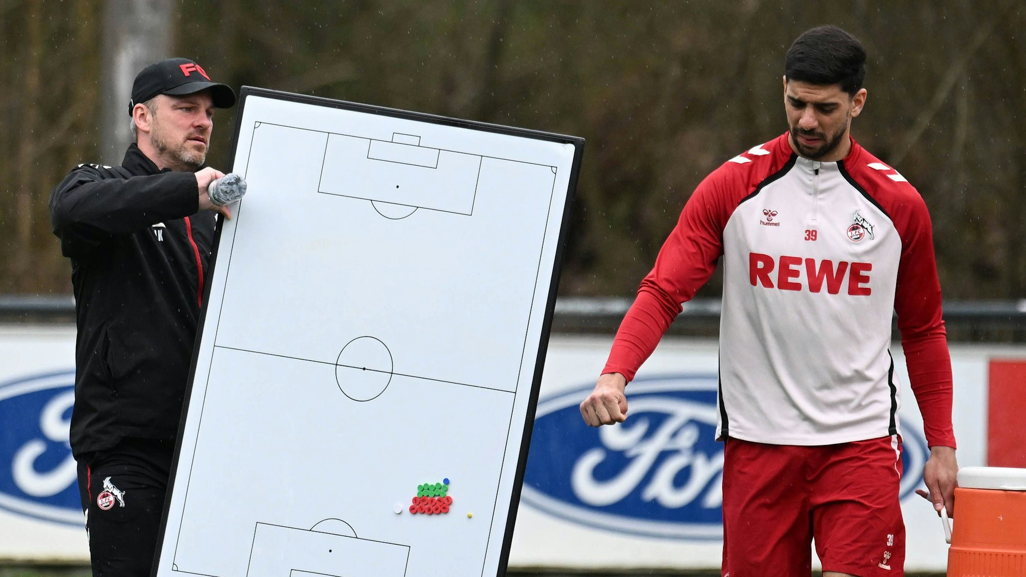 Cenk Özkacar soll am Samstag in Hamburg den gesperrten Jahmai Simpson-Pusey ersetzen.