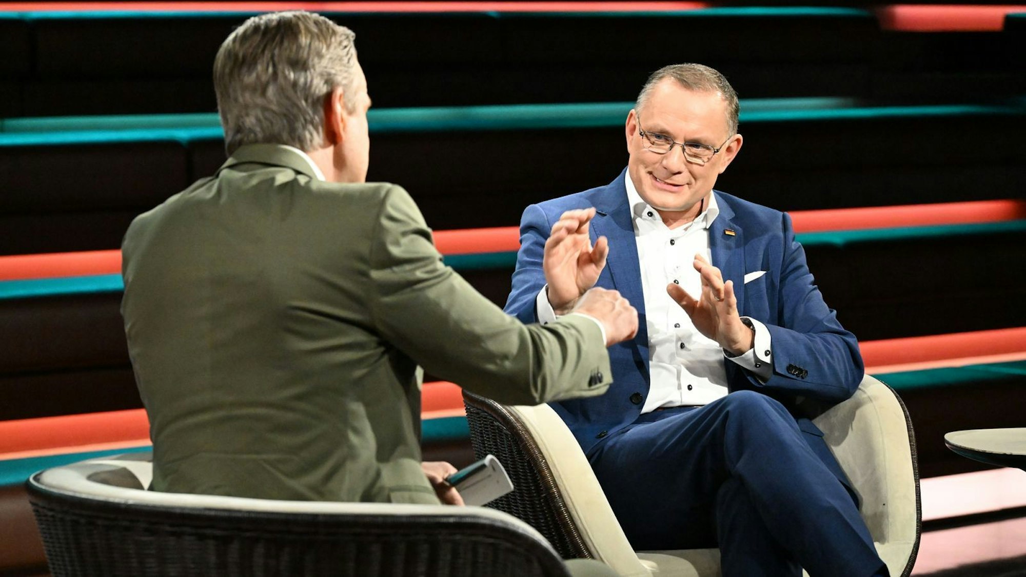AfD-Chef Tino Chrupalla (rechts) redete sich bei „Markus Lanz“ um Kopf und Kragen, als es um die Vetternwirtschafts-Vorwürfe innerhalb seiner Partei ging. (Bild: Cornelia Lehmann / ZDF)