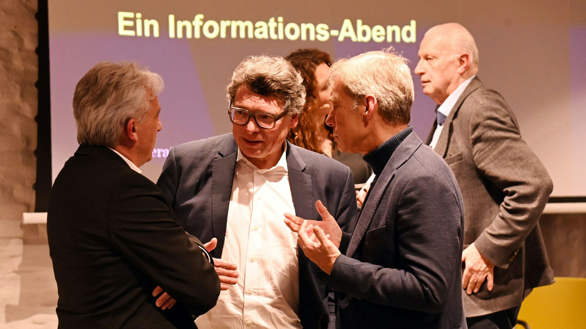 Gerald Selch (Mitte), Chefredakteur des „Kölner Stadt-Anzeiger“ im Austausch mit Museumsdirektor Andreas Höfer (rechts) und Rainer Virnich, Vorstand der Sparkasse Köln-Bonn.