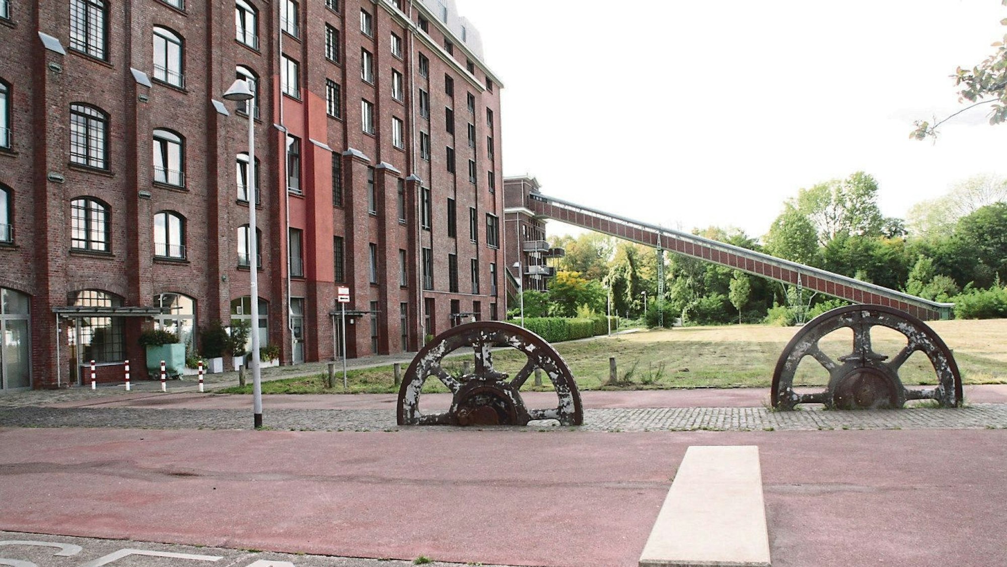 Auf dem Bild sind Gebäude auf Grube Carl zu sehen.