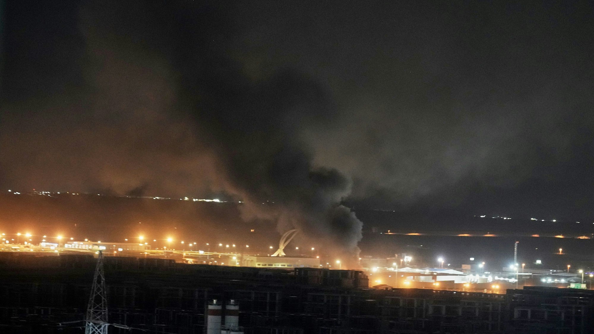 Nach einer Explosion auf dem Flughafen in Erbil steigt Rauch auf.