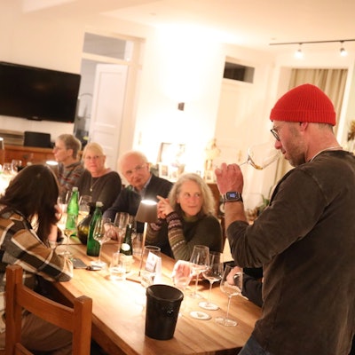 In der Vinothek des Weingutes Pieper in Rhöndorf trafen sich die Winzerinnen und Winzer; rechts außen Felix Pieper.