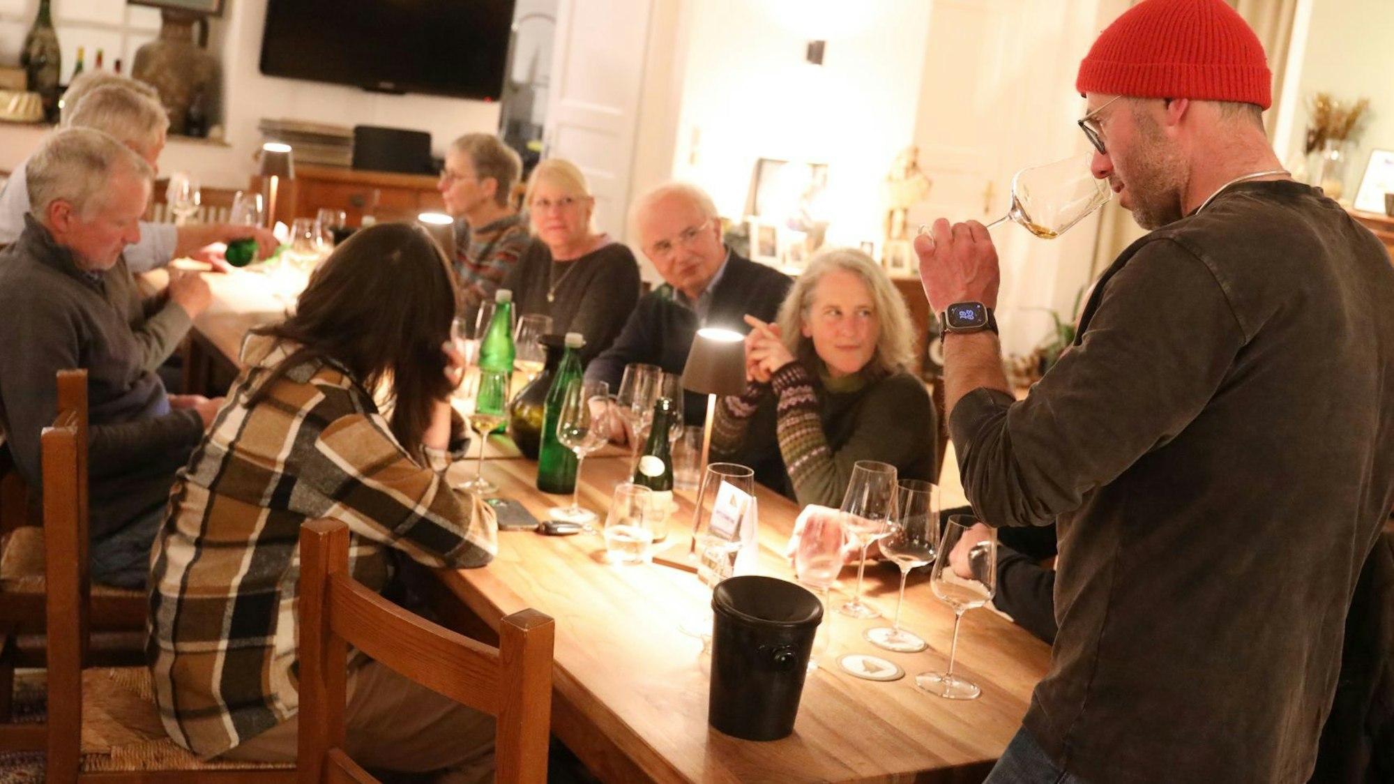 In der Vinothek des Weingutes Pieper in Rhöndorf trafen sich die Winzerinnen und Winzer; rechts außen Felix Pieper.