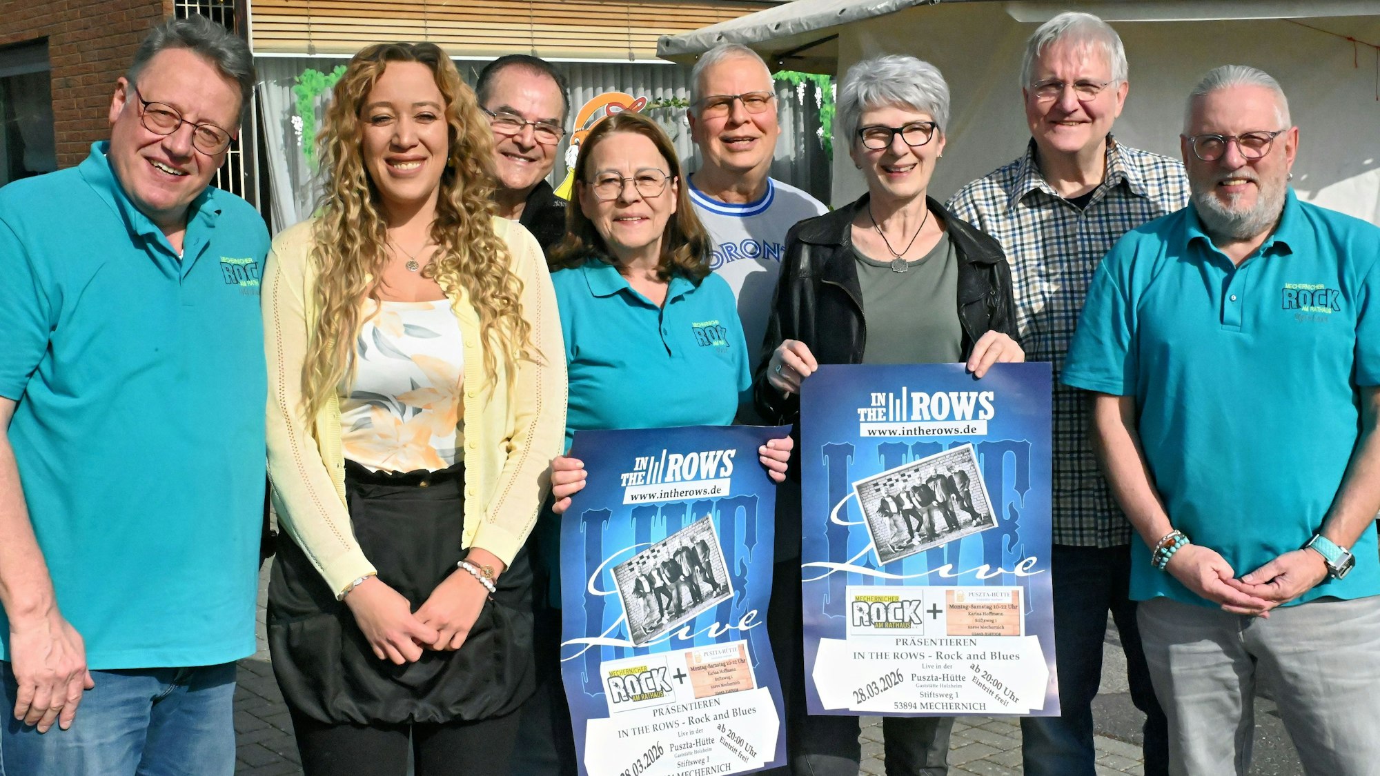 Gastwirtin Karina Hoffmann steht zusammen mit einer Gruppe Mitglieder des Vereins von „Rock am Rathaus“ vor ihrem Lokal.