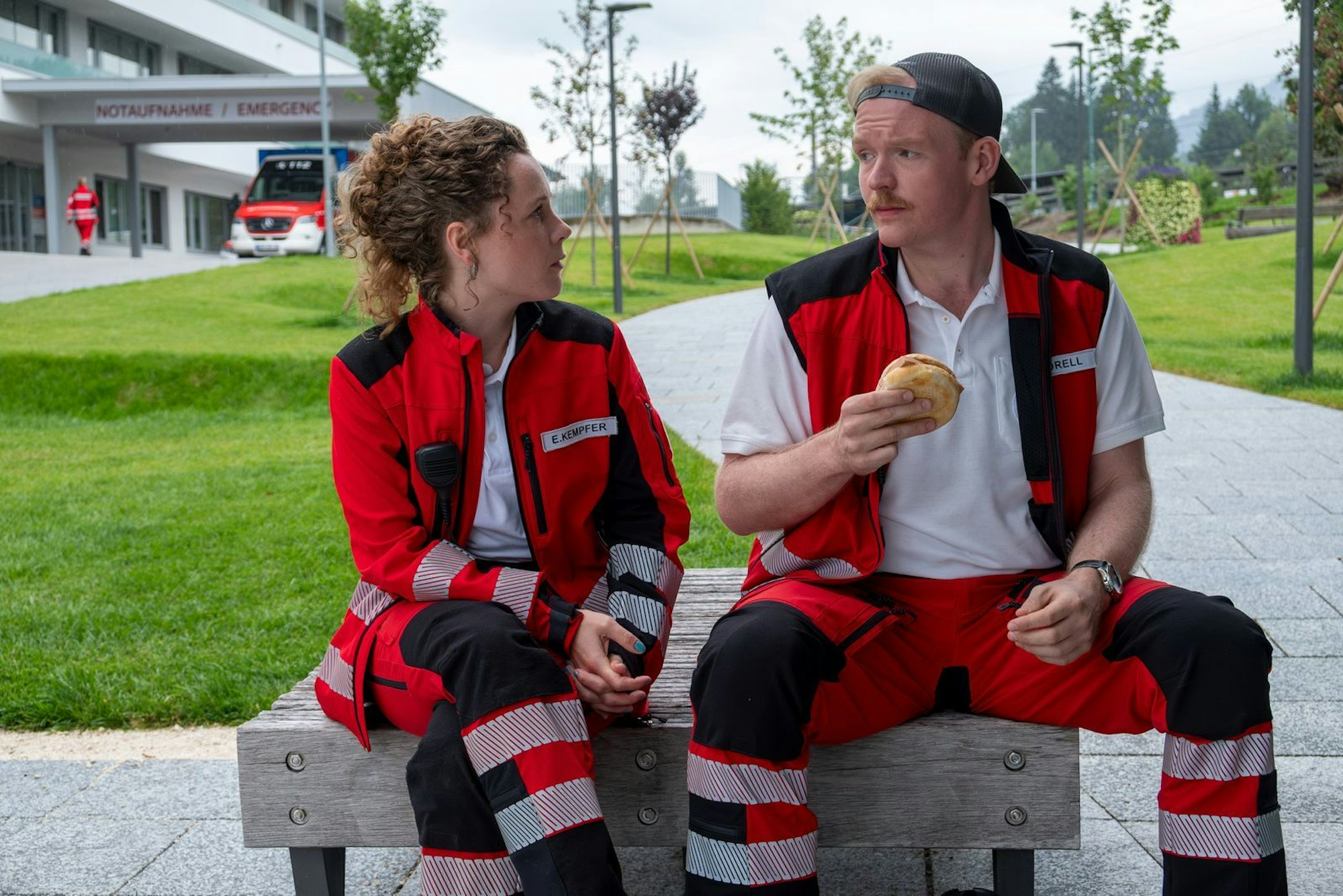 Elli Kempfer (Klara Deutschmann) und Felix Sorell (Sebastian Griegel) verstehen sich in „Einfach Elli“ (donnerstags, ab 12. März, um 20.15 Uhr) auf Anhieb gut.
(Bild: ZDF / Susanne Bernhard)