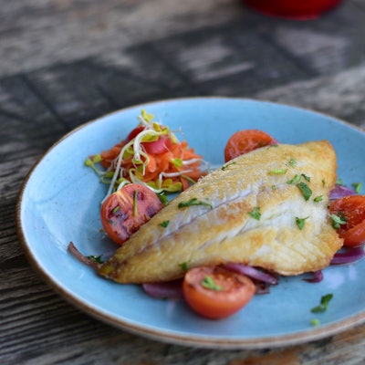 Gegrilltes Doradenfilet im Flohberg, die roten Zwiebeln sind nach portugiesischer Escabeche-Art mariniert.