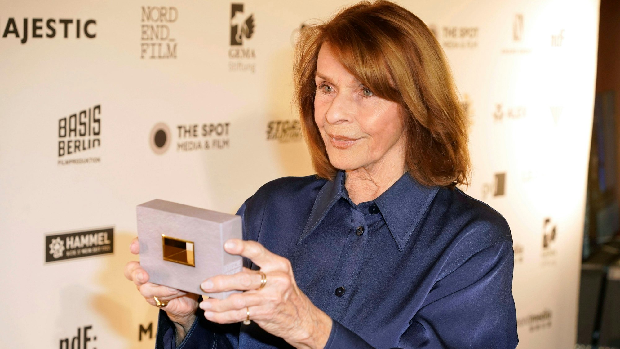 Senta Berger hält eine Auszeichnung.