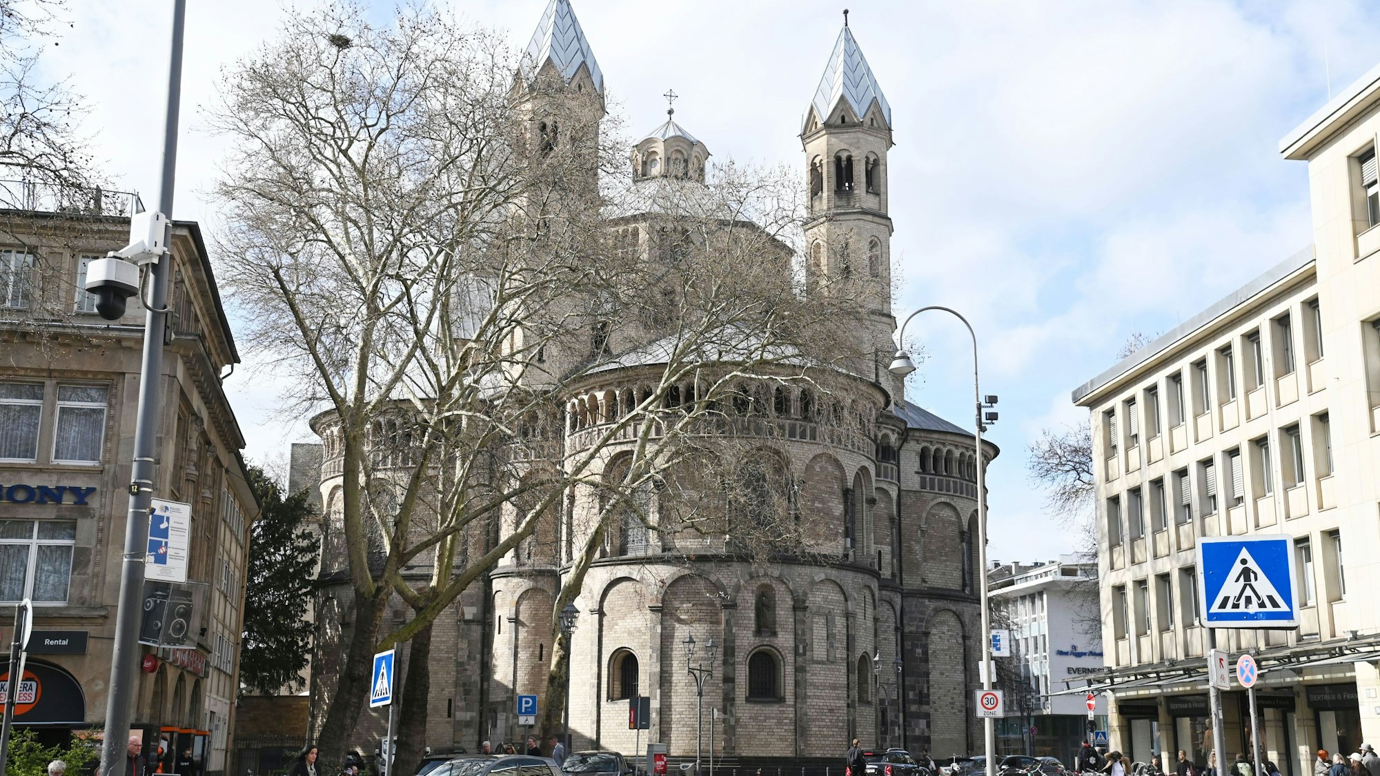Außenansicht der Kirche St. Aposteln in der Innenstadt.