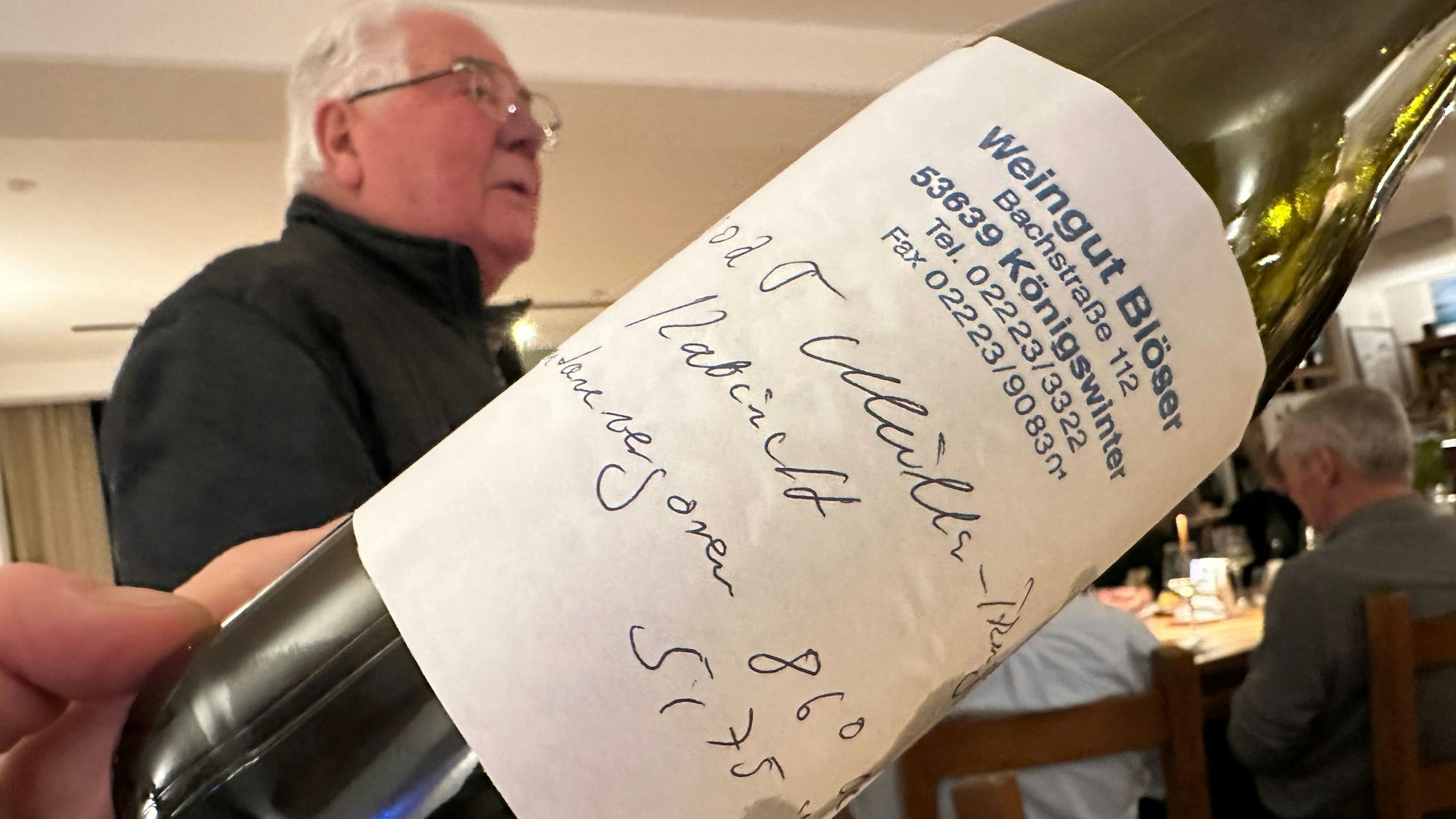 Kein Etikett sondern ein Merkzettel klebt auf der Flasche der Weines, der frisch aus dem Faß kommt. Josef Blöser stellt seinen Müller-Thurgau Kabinett 2025 vor.