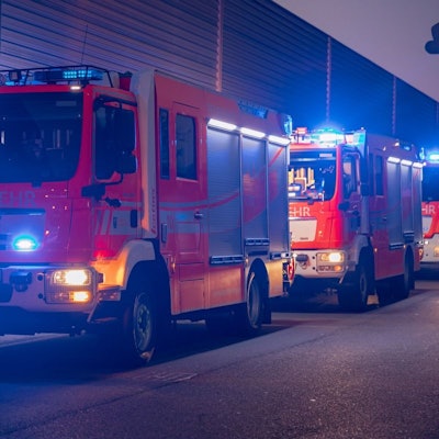 Ein Fahrzeug der Feuerwehr Bergisch Gladbach im Einsatz. (Symbolbild)