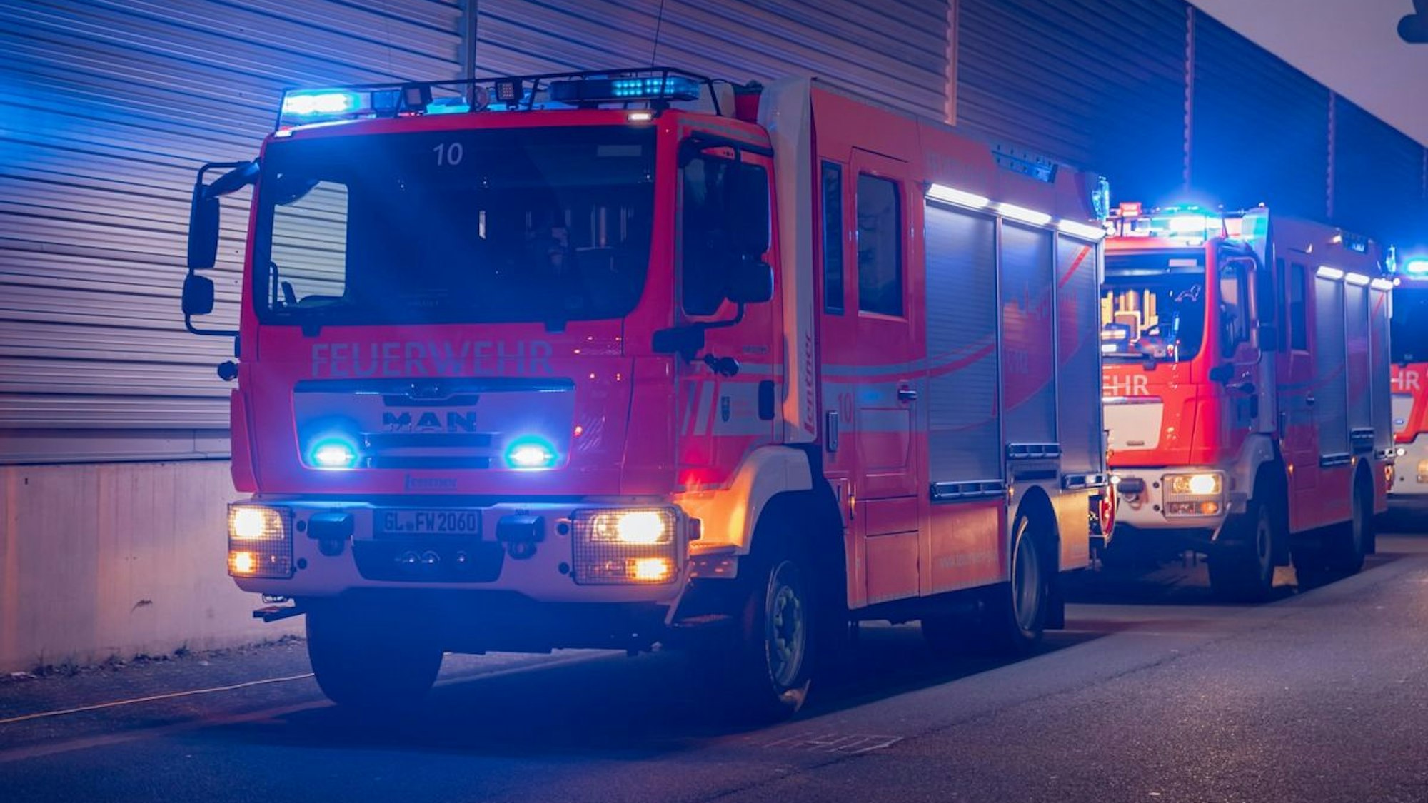 Ein Fahrzeug der Feuerwehr Bergisch Gladbach im Einsatz. (Symbolbild)