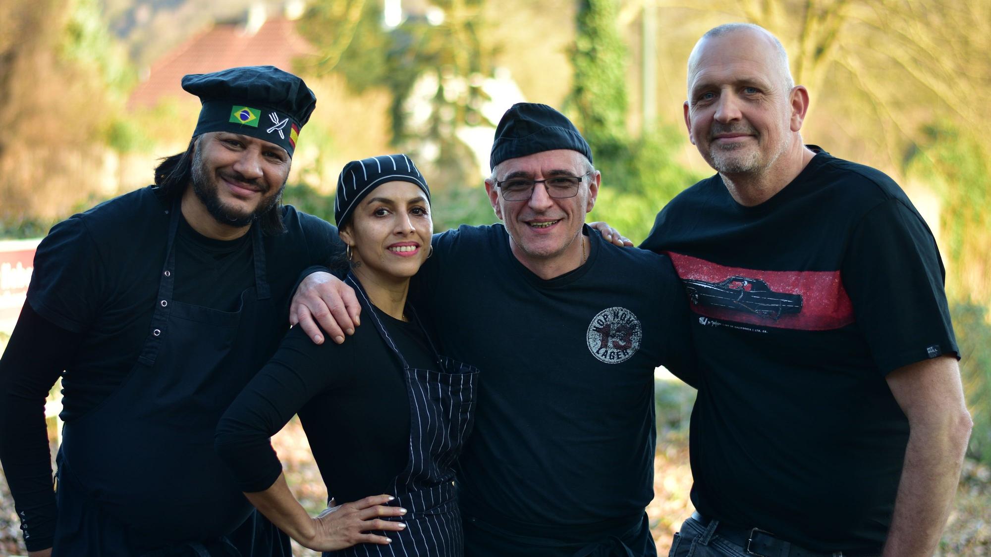 Internationales Kochensemble: (v.l.) Leandro Leal aus Brasilien, Lorena Ramirez aus Mexiko und Pedro Gomez aus Portugal. Ganz rechts Betreiber Torsten Schulz