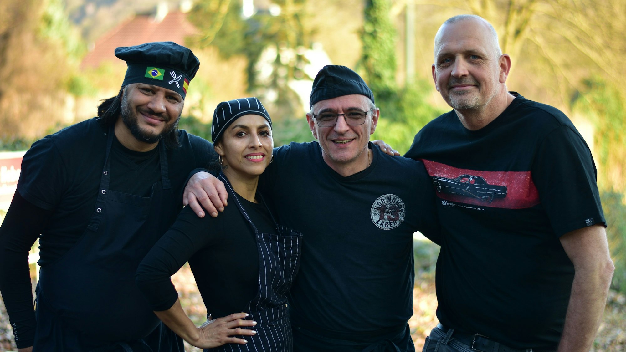 Internationales Kochensemble: (v.l.) Leandro Leal aus Brasilien, Lorena Ramirez aus Mexiko und Pedro Gomez aus Portugal. Ganz rechts Betreiber Torsten Schulz