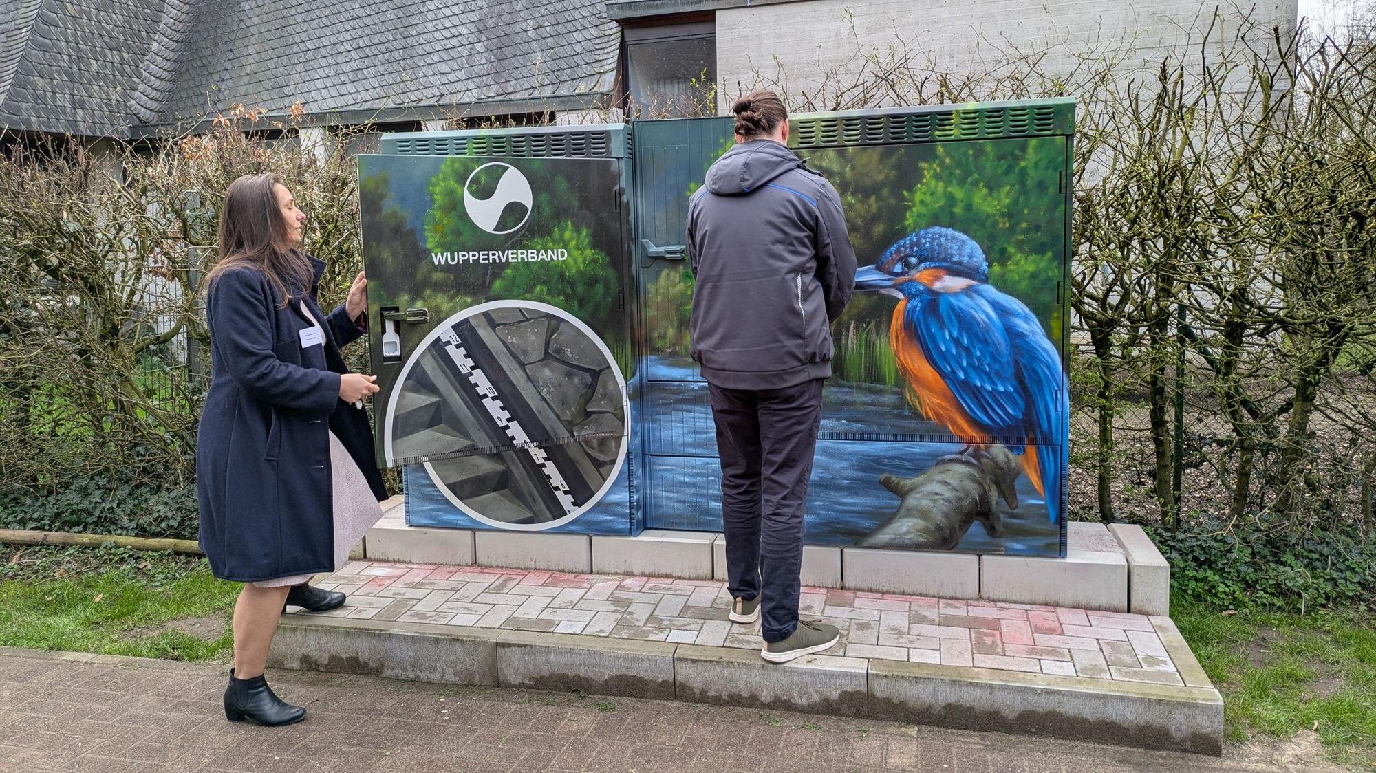 Viel Messtechnik und ein bisschen Wupperwasser verbirgt sich in diesen beiden Schaltschränken am Pastorat.