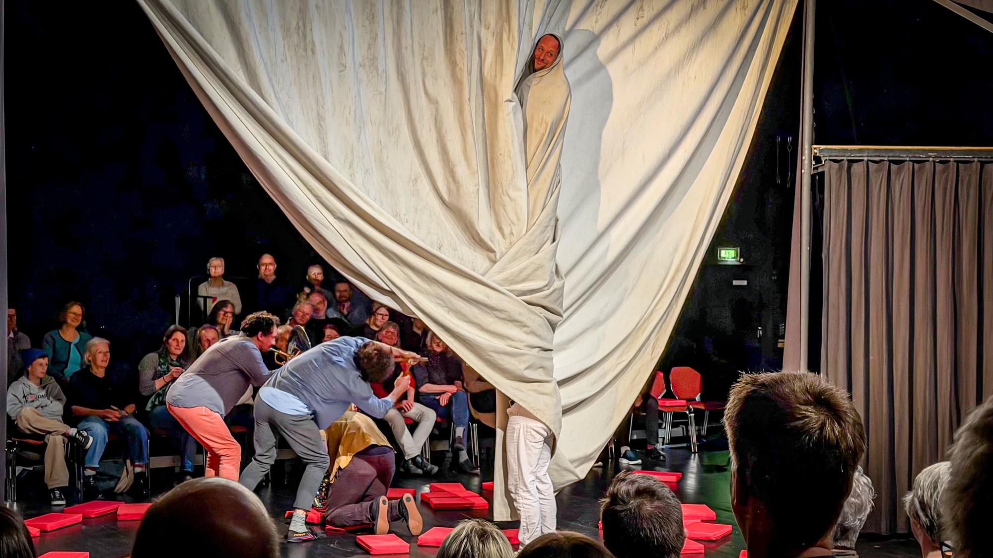 Die belgische Compagnie Be Flat verwandelt das Forum Studio mit „Double You“ in ein Experiment aus Akrobatik und Rhythmus