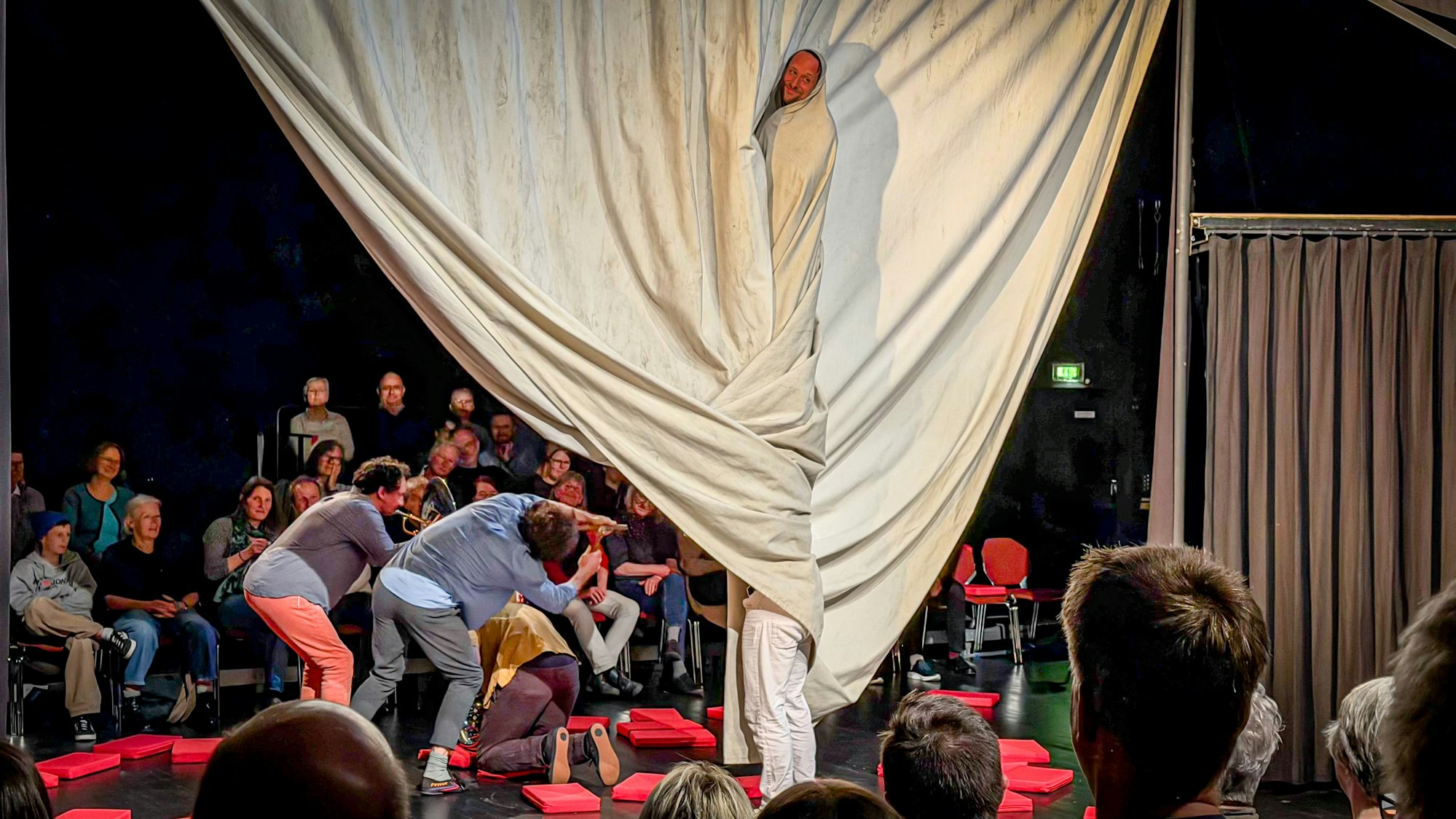 Die belgische Compagnie Be Flat verwandelt das Forum Studio mit „Double You“ in ein Experiment aus Akrobatik und Rhythmus