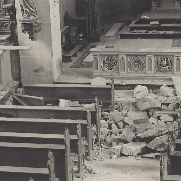 Die Gesteinsbrocken sind 1951 in die Bankreihen der Kirche in Obergartzem gekracht.