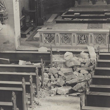 Die Gesteinsbrocken sind 1951 in die Bankreihen der Kirche in Obergartzem gekracht.