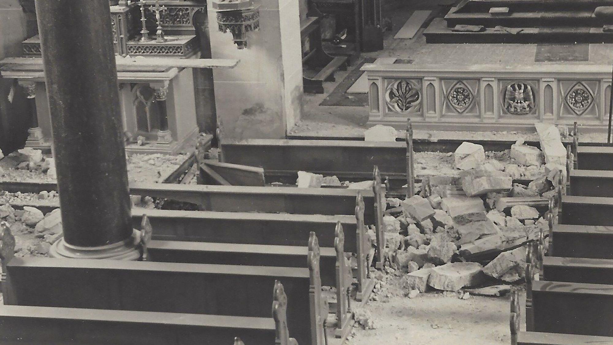 Die Gesteinsbrocken sind 1951 in die Bankreihen der Kirche in Obergartzem gekracht.