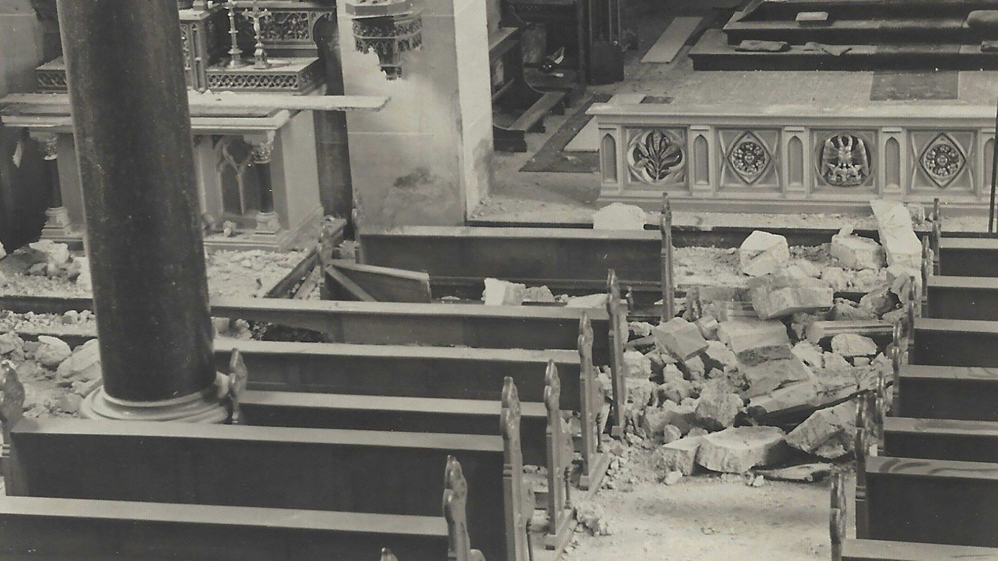 Die Gesteinsbrocken sind 1951 in die Bankreihen der Kirche in Obergartzem gekracht.