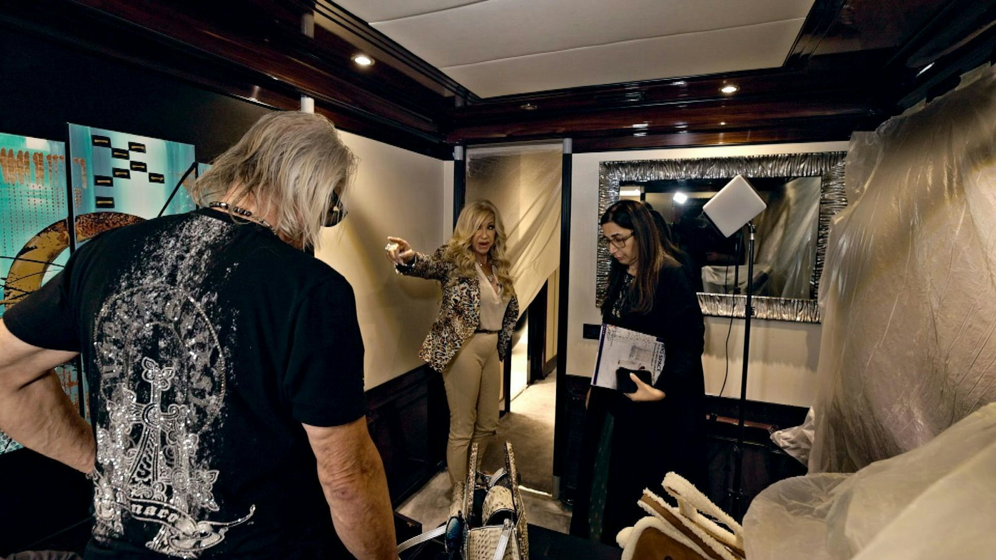 Die Umbauarbeiten der „Indigo Star“ stressen Carmen und Robert Geiss sehr. (Bild: RTLZWEI)