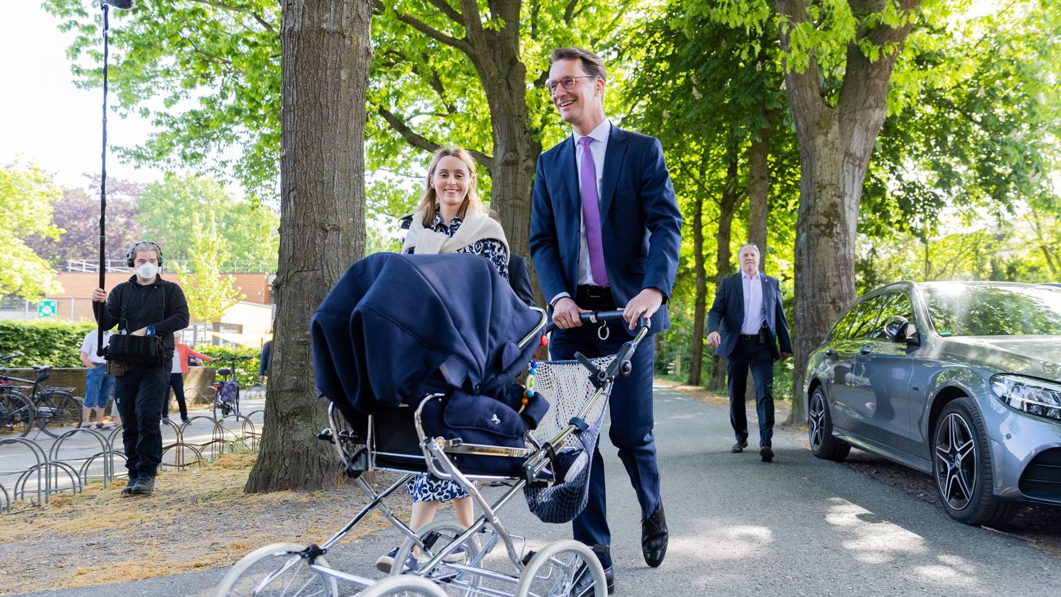 Ein Bild vom 14. Mai 2022: Hendrik Wüst (CDU), Ministerpräsident von Nordrhein-Westfalen, kommt mit seiner Ehefrau Katharina und Tochter Philippa zum Wahllokal, um seine Stimme für die Landtagswahl abzugeben.