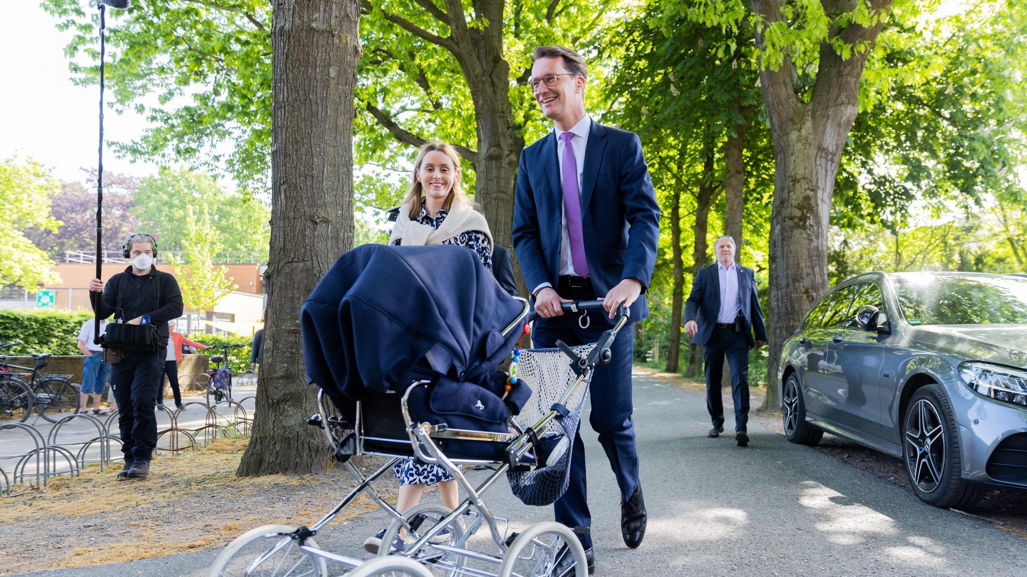 Ein Bild vom 14. Mai 2022: Hendrik Wüst (CDU), Ministerpräsident von Nordrhein-Westfalen, kommt mit seiner Ehefrau Katharina und Tochter Philippa zum Wahllokal, um seine Stimme für die Landtagswahl abzugeben.
