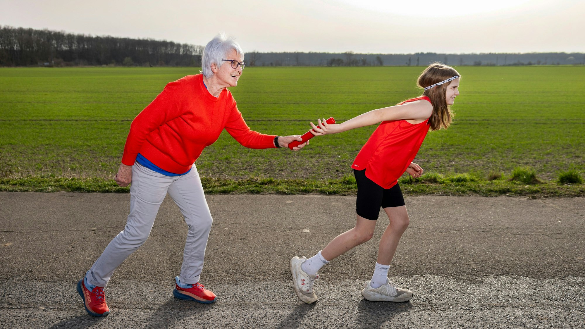 Heide Ecker-Rosendahl, Olympiasiegerin von 1972 in München, und das zehn Jahre alte Nachwuchs-Talent Lukas Börnemeyer.