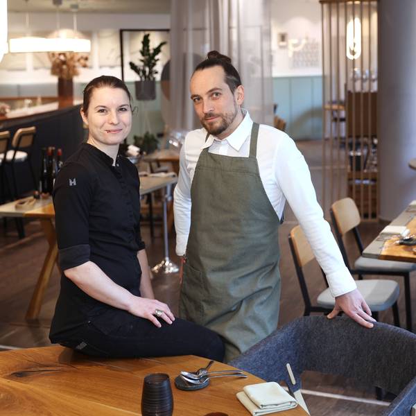 Sonja Baumann und Erik Scheffler sind im Restaurant zu sehen. Sie lächeln in die Kamera.