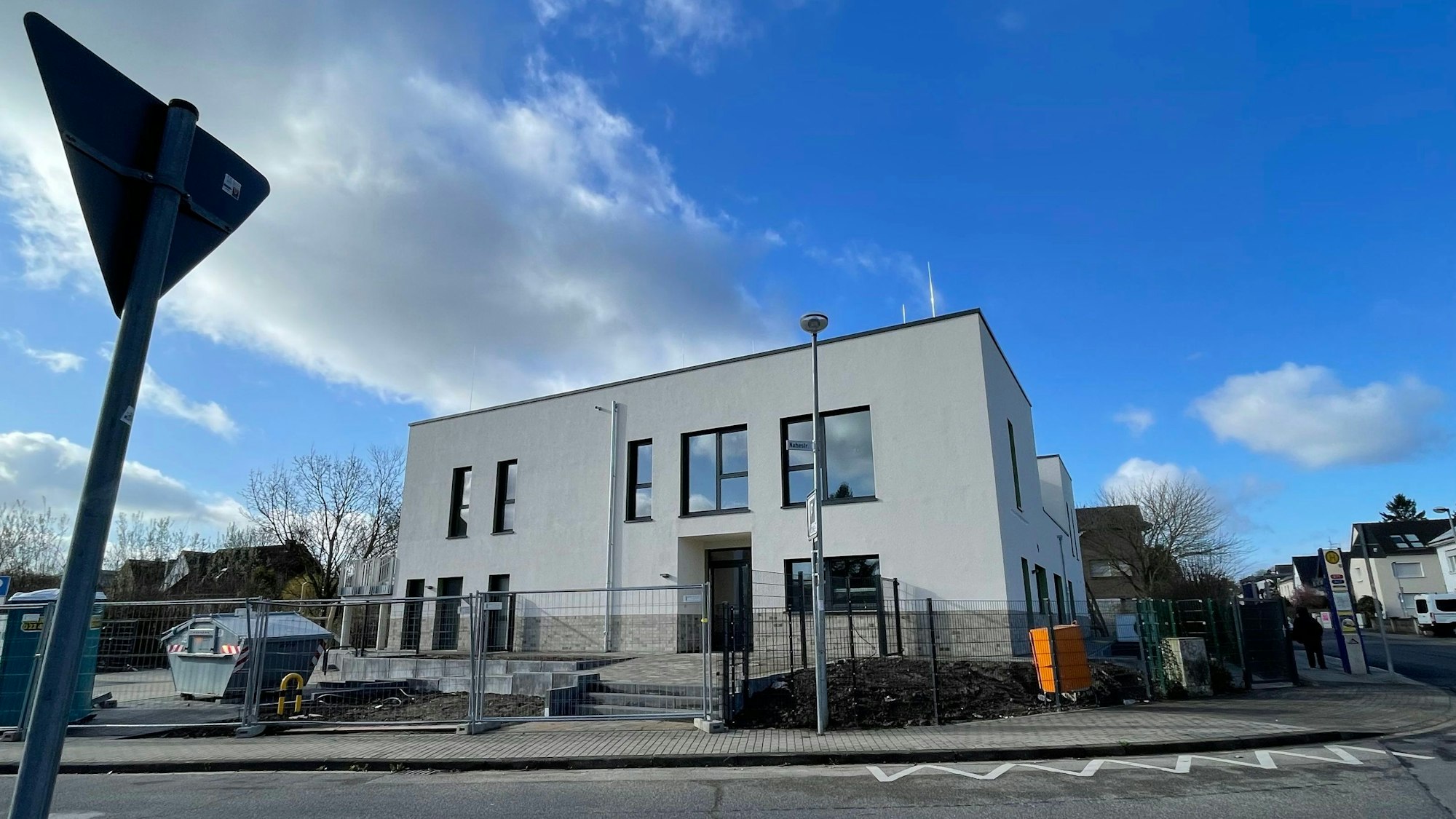 Das Bild zeigt das Kita-Gebäude hinter einem Bauzaun.